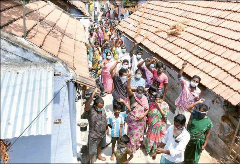 நிவாரண பொருட்கள் வழங்க கோரி சேலத்தில் தடை செய்யப்பட்ட பகுதி மக்கள் போராட்டம்