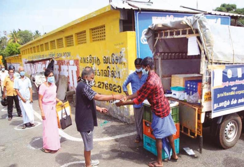 நடமாடும் அங்காடியில் சமூக இடைவெளியை பின்பற்றி மீன் வாங்கிய பொதுமக்கள்