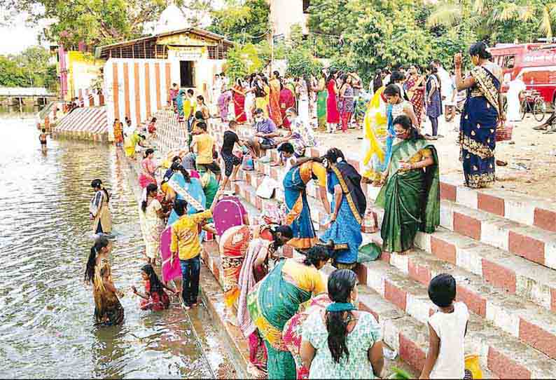 ஆடிப்பெருக்கை கொண்டாட தடையை மீறி மயிலாடுதுறை துலா கட்டத்தில் கூடிய பெண்கள் - கொரோனா அச்சுறுத்தலை மறந்து காவிரி கரையில் உற்சாகம்