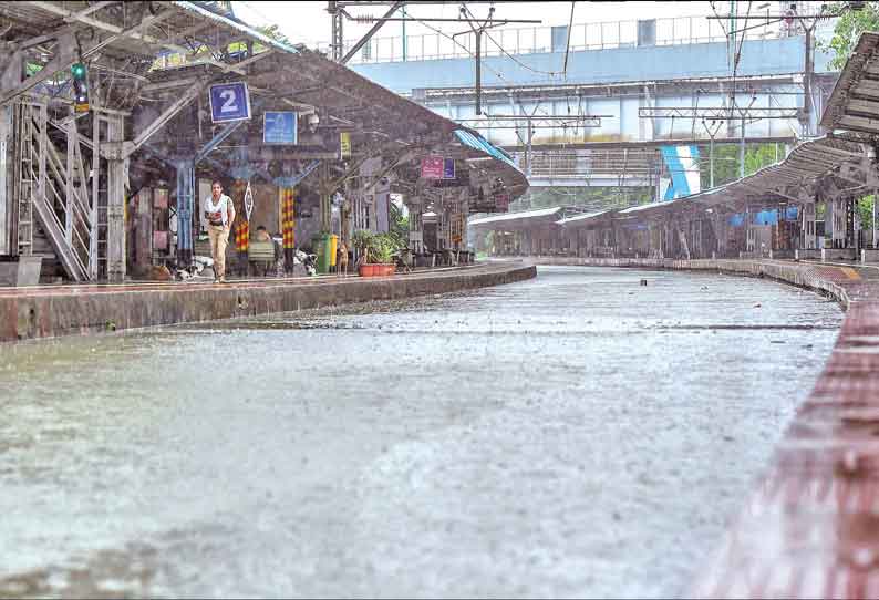 கொட்டித்தீர்த்த மழையால் மக்கள் பரிதவிப்பு தாய், 3 குழந்தைகள் மழைநீரில் அடித்து செல்லப்பட்டனர் வெள்ளத்தில் மிதக்கும் மும்பை