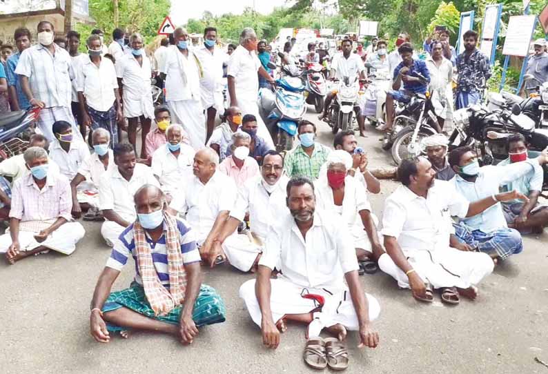 தடுப்புச்சுவரால் வாய்க்கால் நீரோட்டத்துக்கு பாதிப்பு: விவசாயிகள் சாலை மறியல்