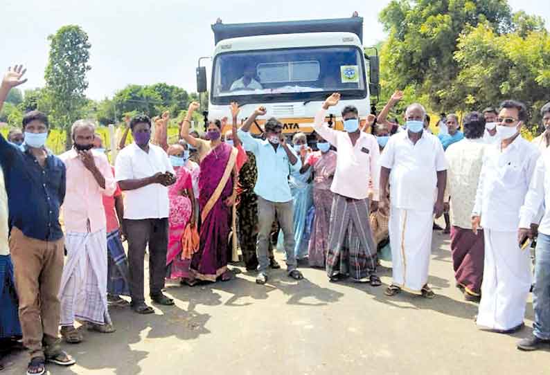 தடுப்பணை கட்ட மண் எடுப்பதற்கு எதிர்ப்பு தெரிவித்து லாரியை சிறைபிடித்து பொதுமக்கள் போராட்டம்