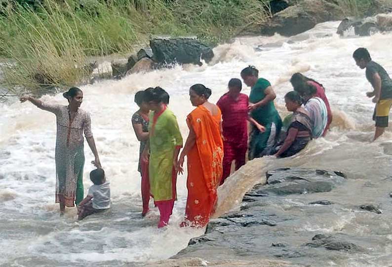 சீறிப்பாய்ந்து செல்லும் வெள்ளம்: சித்திரைச்சாவடி தடுப்பணையில் ஆபத்தை உணராமல் குளிக்கும் பொதுமக்கள் - நடவடிக்கை எடுக்க கோரிக்கை