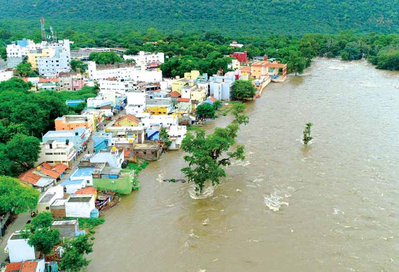 காவிரி ஆற்றில் வெள்ளப்பெருக்கு: ஒகேனக்கல்லுக்கு நீர்வரத்து வினாடிக்கு 1.50 லட்சம் கனஅடியாக அதிகரிப்பு - மேட்டூர் அணைக்கு 1.30 லட்சம் கனஅடி தண்ணீர் வருகிறது