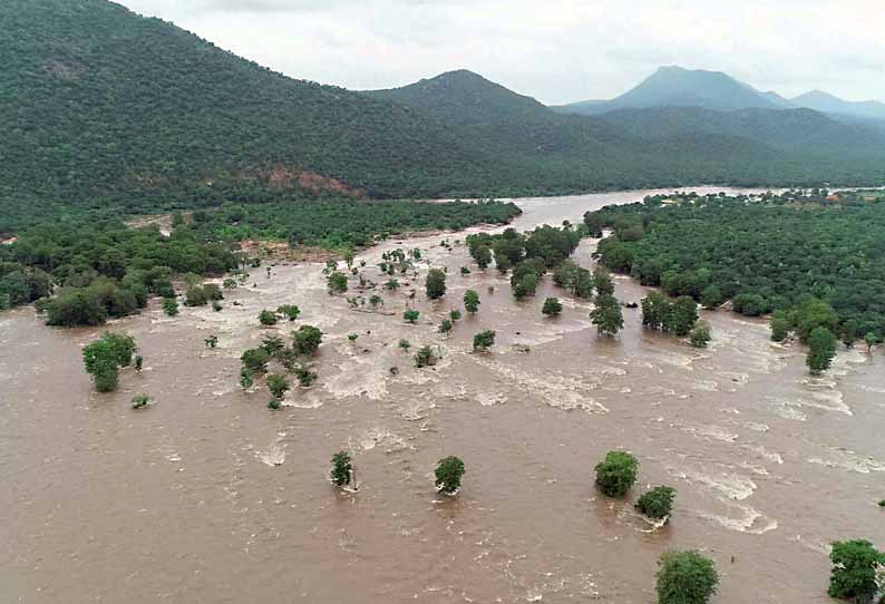 கர்நாடக அணைகளில் நீர் திறப்பு குறைப்பு: ஒகேனக்கல்லுக்கு தண்ணீர் வரத்து 1 .10 லட்சம் கனஅடியாக குறைந்தது