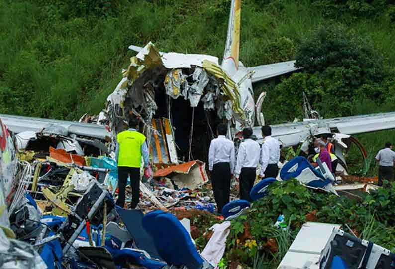 கோழிக்கோடு விமான விபத்துக்கு விமானிகளின் தவறான முடிவும் காரணம்: நிபுணர்கள் கணிப்பு கோழிக்கோடு விமான விபத்துக்கு விமானிகளின் தவறான முடிவும் காரணம்: நிபுணர்கள் கணிப்பு