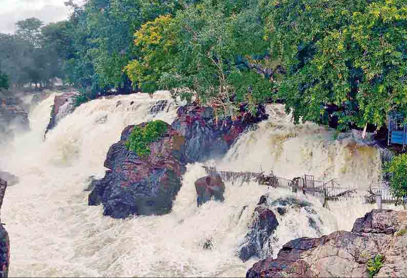 கர்நாடகா, கேரளாவில் மழை குறைந்ததால் ஒகேனக்கல்லுக்கு நீர்வரத்து 36 ஆயிரம் கனஅடியாக சரிவு - மேட்டூருக்கு 40 ஆயிரம் கனஅடி நீர் வருகிறது