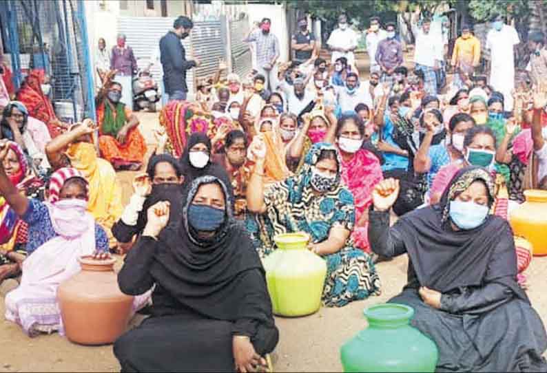 குடிநீர் வழங்கக்கோரி காலிக்குடங்களுடன் பெண்கள் சாலை மறியல் - பல்லடம் அருகே பரபரப்பு