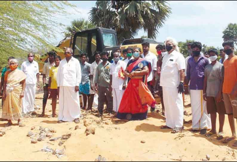 குலசேகரன்பட்டினம் அருகே, மண் அள்ள எதிர்ப்பு: பொக்லைன் எந்திரத்தை சிறைபிடித்து பொதுமக்கள் போராட்டம்