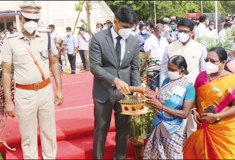 தூத்துக்குடியில் சுதந்திர தினவிழா கலெக்டர் தேசிய கொடியேற்றினார் ரூ.2¼ கோடி நலத்திட்ட உதவிகளை வழங்கினார்