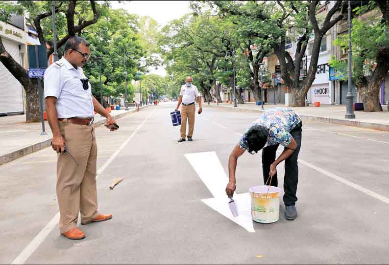 தளர்வுகள் இல்லாத முழு ஊரடங்கால் சென்னையில், கடைகள் அடைப்பு வாகனங்கள் ஓடாததால் சாலைகள் வெறிச்சோடின