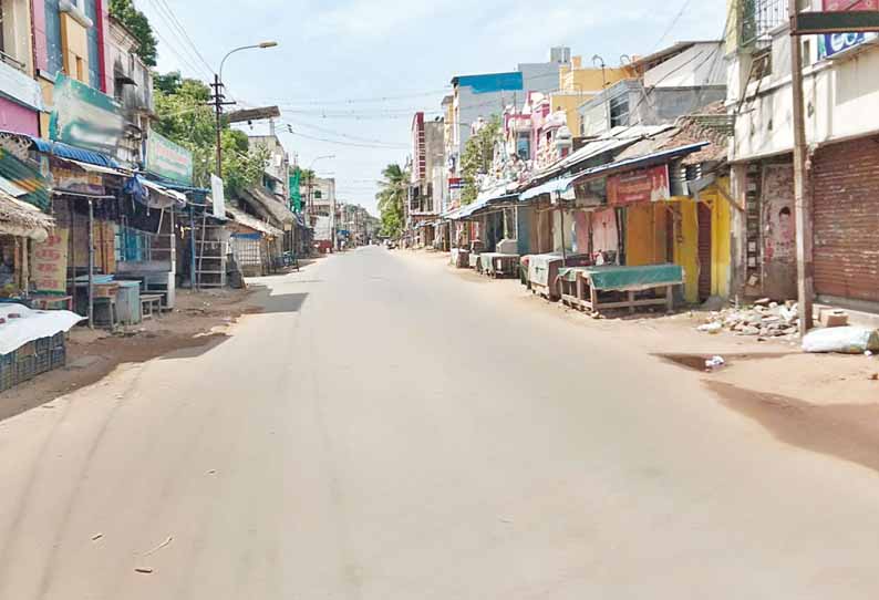 தளர்வு இல்லாத முழு ஊரடங்கு: நாகையில் கடைகள் அடைப்பு; வெறிச்சோடிய சாலைகள்