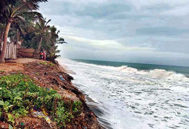 கேசவன்புத்தன்துறையில் கடல் சீற்றம்: கடலரிப்பால் கரையோர வீடுகள் இடியும் அபாயம்