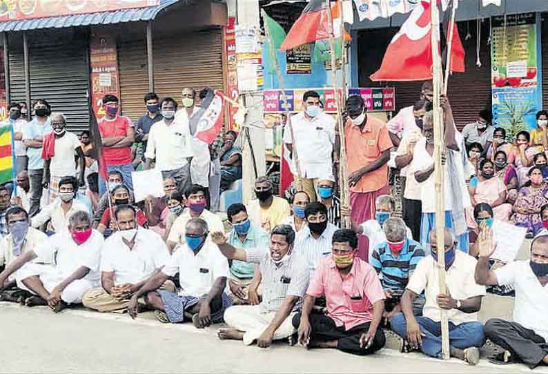 வாவிபாளையத்தில் டாஸ்மாக் கடை திறந்ததை எதிர்த்து சாலை மறியலில் ஈடுபட்ட பொதுமக்கள் - கடைகள் அடைப்பு