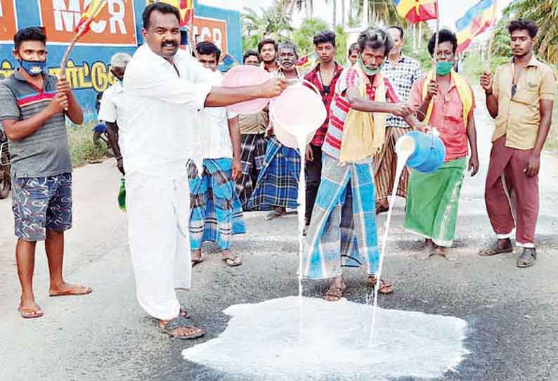 கூட்டுறவு சங்கம் அமைக்க வலியுறுத்தி சாலையில் பாலை கொட்டி பா.ம.க.வினர் ஆர்ப்பாட்டம்