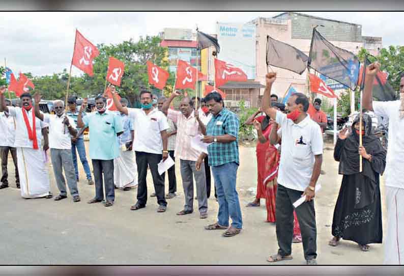 மாவட்டத்தில், இந்திய கம்யூனிஸ்டு கட்சியினர் கருப்பு கொடி ஏந்தி ஆர்ப்பாட்டம்