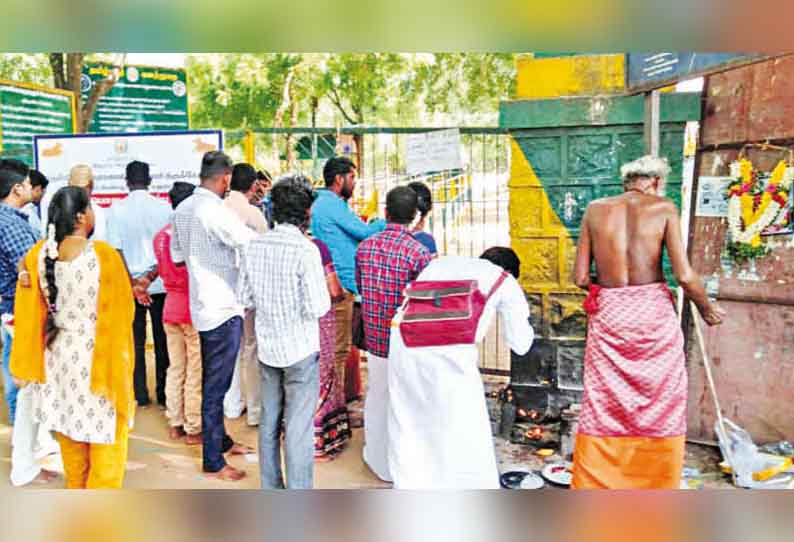 ஆவணி அமாவாசையையொட்டி சதுரகிரி மலை அடிவாரத்தில் குவிந்த பக்தர்கள்