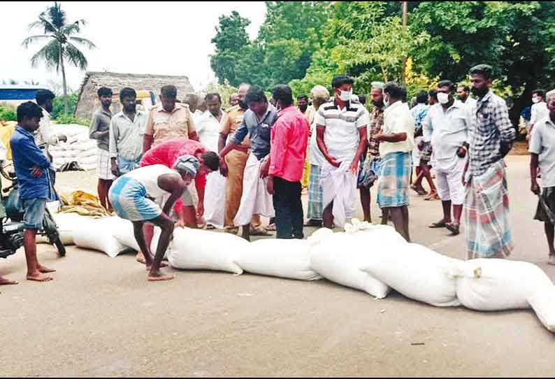 கொள்முதல் நிலையம் திறக்காததை கண்டித்து ரோட்டில் நெல் மூட்டைகளை அடுக்கி விவசாயிகள் மறியல் போராட்டம்