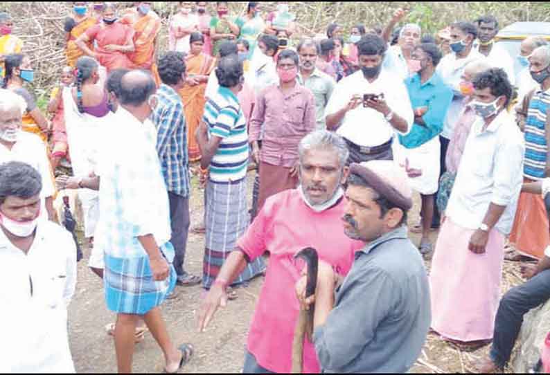 மயானத்தில் மரக்கன்றுகள் நட எதிர்ப்பு: வனத்துறையினரை முற்றுகையிட்டு கிராம மக்கள் போராட்டம்