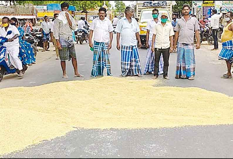 குறைந்த விலை நிர்ணயம் செய்யப்பட்டதை கண்டித்து சாலையில் நெல்லை கொட்டி விவசாயிகள் போராட்டம்