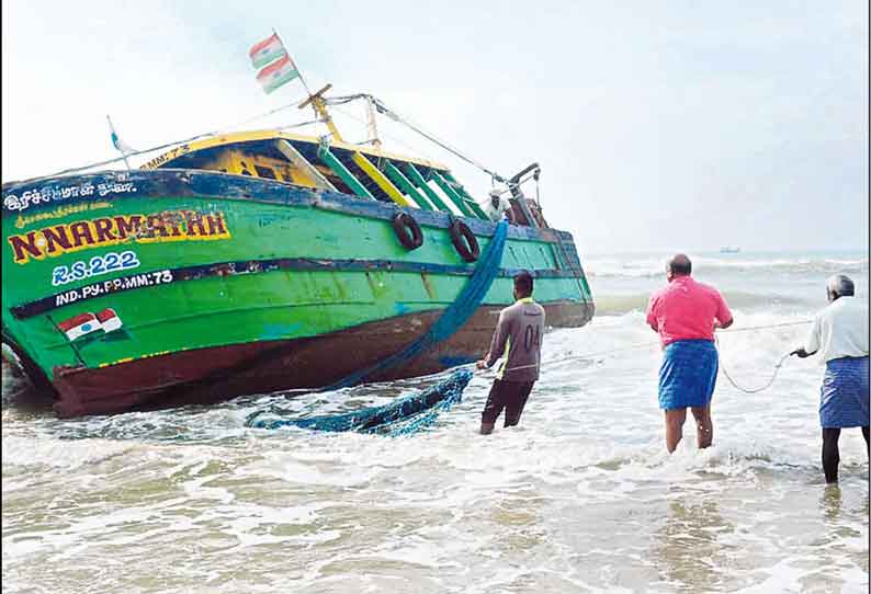 நடுக்கடலில் ஓட்டை விழுந்த விசைப்படகு கரை ஒதுங்கியது