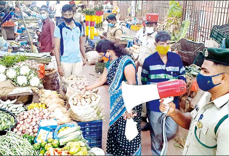 மார்க்கெட், இறைச்சி கடைகளில் சமூக இடைவெளியை கடைபிடிக்காத பொதுமக்கள் போலீசார் எச்சரிக்கை