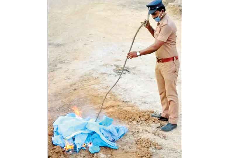 கும்மிடிப்பூண்டி அருகே ஆம்புலன்சில் இருந்து விழுந்த கொரோனா கவச உடையால் பொதுமக்கள் பீதி