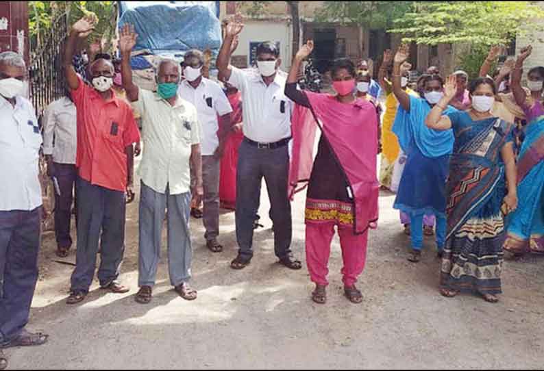 பெரம்பலூர், தா.பழூரில் ஊரக வளர்ச்சித்துறை அலுவலர்கள் உள்ளிருப்பு போராட்டம்