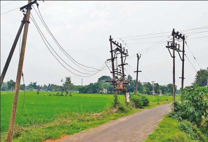 சேதம் அடைந்துள்ள மின்கம்பங்கள், டிரான்ஸ்பார்மரையும், மின் கம்பிகள் தாழ்வாக செல்வதையும் படத்தில் காணலாம்.