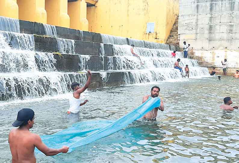 சென்னைக்கு குடிநீருக்காக 100 கன அடி நீர் அனுப்பப்படுகிறது: கோடையை சமாளிக்க 4 ஏரிகளில் 9 டி.எம்.சி. தண்ணீர் இருப்பு - பொதுப்பணித்துறை அதிகாரி தகவல்