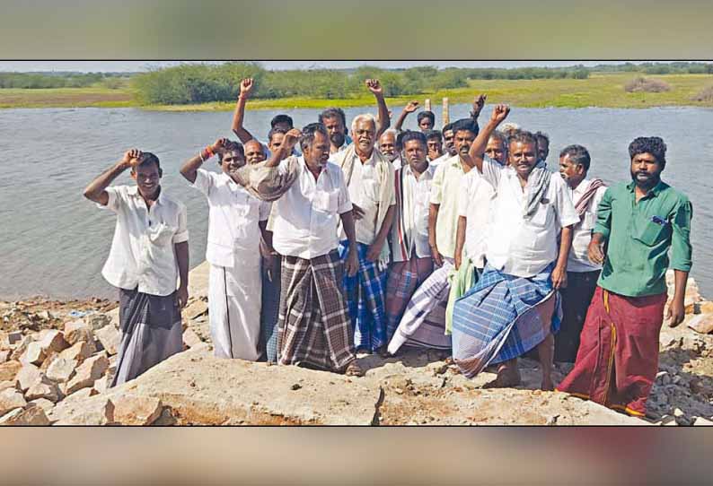 மடை சரிந்து விழுந்ததாக கூறி கண்மாயில் நின்று விவசாயிகள் போராட்டம்