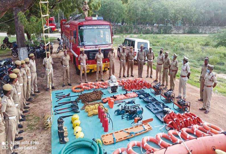 தூத்துக்குடியில் தீயணைப்பு படை வீரர்கள் மீட்பு உபகரணங்களுடன் தயார் நிலையில் இருப்பதை படத்தில் காணலாம்