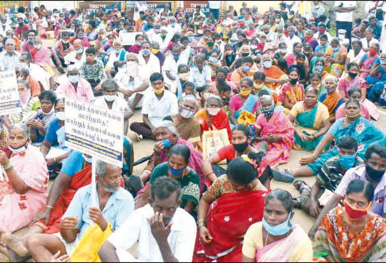 மாதம் தோறும் ரூ.3 ஆயிரம் உதவித்தொகை கேட்டு திருச்சியில் கொட்டும் மழையில் மாற்றுத்திறனாளிகள் மறியல்