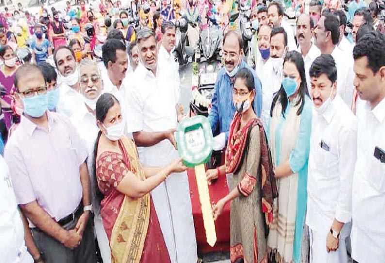 அம்மா இருசக்கர வாகனத்துக்கான சாவியை ஒரு பெண்ணுக்கு அமைச்சர் கே.சி.வீரமணி வழங்கியபோது எடுத்தபடம்