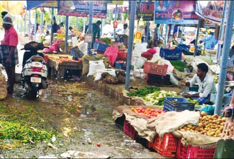 தஞ்சை தற்காலிக காமராஜர் மார்க்கெட்டில் மழை காரணமாக காய்கறி விற்பனை பாதிப்பு