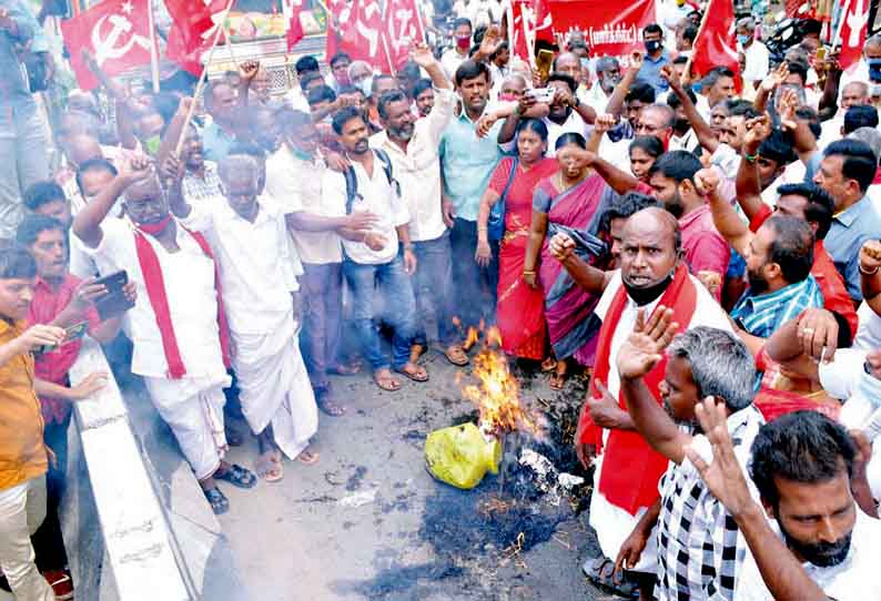 விவசாயிகளுக்கு ஆதரவாக போராட்டம்: பிரதமரின் உருவ பொம்மை எரிப்பு-மறியல்