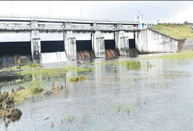 செம்பரம்பாக்கம் ஏரியில் இருந்து உபரி நீர் வெளியேறும் காட்சி