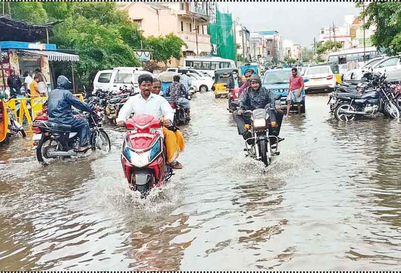 சீர்காழி பகுதியில் தொடர் மழை: குடியிருப்புகளை தண்ணீர் சூழ்ந்தது நெற்பயிர்கள் மூழ்கும் அபாயம்