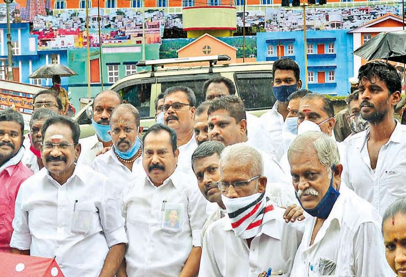 முதல்அமைச்சரை வரவேற்று வைக்கப்பட்ட மாதிரி அணை மற்றும் வரவேற்புஏற்பாடுகளை அமைச்சர் செல்லூர் ராஜூ பார்வையிட்டார்