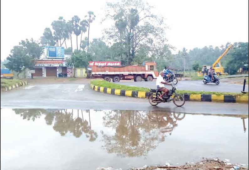 ஈரோடு மாவட்டத்தில் நிற்காமல் பெய்த சாரல் மழை