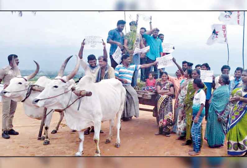 ஜனநாயக வாலிபர் சங்கத்தினர் மாட்டு வண்டியில் நின்று ஆர்ப்பாட்டம்