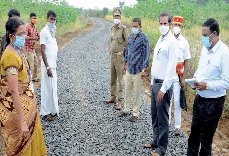 ஏக்கல்நத்தம் மலைக்கிராமத்தில் தார்சாலை அமைக்கும் பணிகளை கலெக்டர் ஜெயசந்திரபானுரெட்டி நேரில் பார்வையிட்ட போது