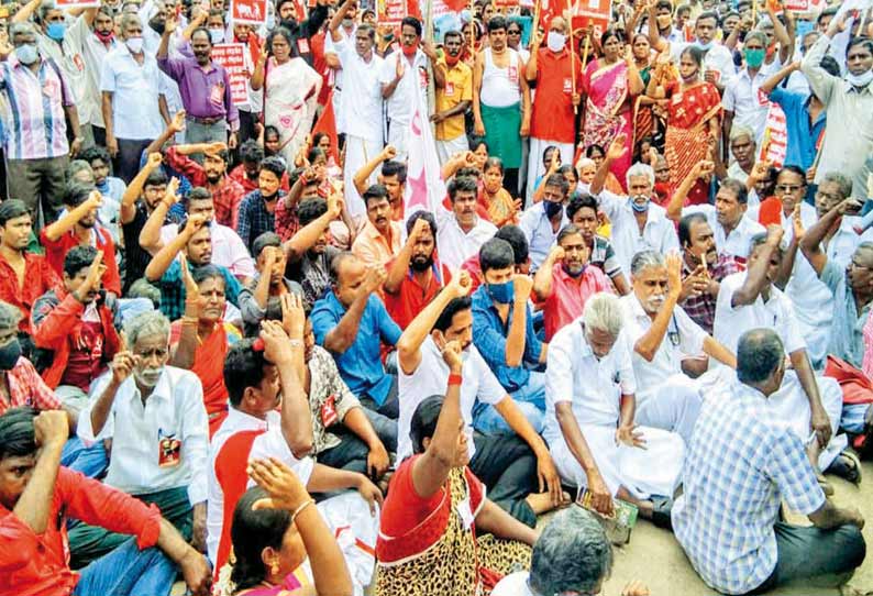 மதுரை பெரியார் பஸ் நிலையம் முன்பு கம்யூனிஸ்டு கட்சியினர் வெங்கடேசன் எம்.பி. தலைமையில் சாலை மறியல் செய்தனர்