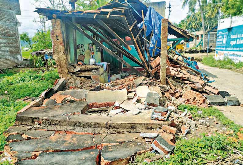 மன்னாடிமங்கலம் கிராமத்தில் பேச்சி கருப்பன் வீடு மழைக்கு இடிந்து கிடப்பதை படத்தில் காணலாம்.