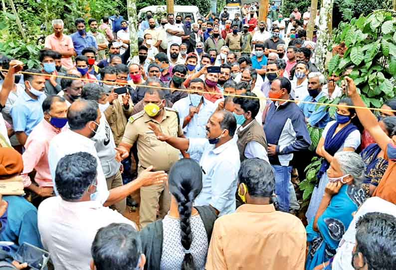 கூடலூர் அருகே பரபரப்பு: அரசு நிலத்தில் கட்டிய வீட்டை இடிக்க கிராம மக்கள் எதிர்ப்பு - அதிகாரிகள் பேச்சுவார்த்தை