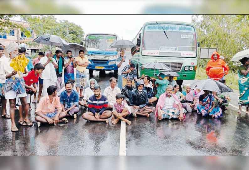 வடிகால்களை முறையாக தூர்வாரக்கோரி கொட்டும் மழையில் விவசாயிகள் சாலை மறியல்