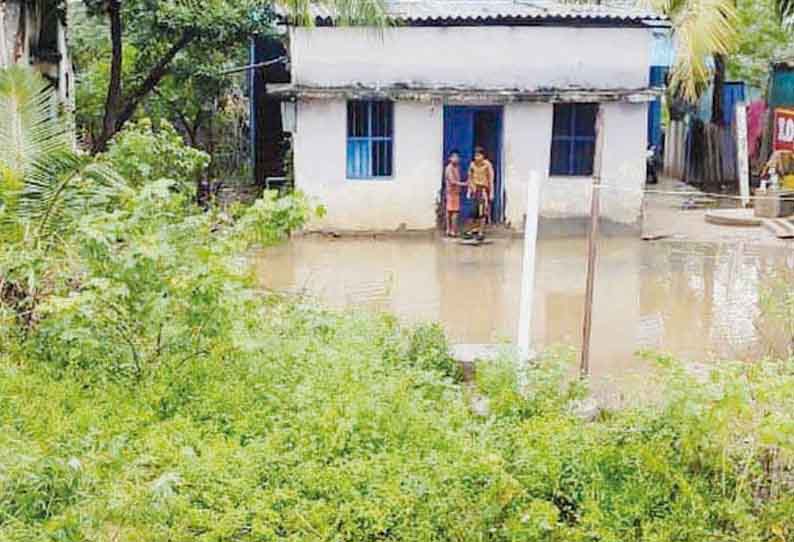 திருவெறும்பூர் அருகே பெரியகுளம் நிரம்பியதால் தேவராயநேரியில் வீடுகளுக்குள் வெள்ளம் புகுந்தது