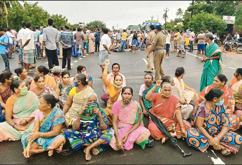 பொம்மையார்பாளையத்தில் தூண்டில் வளைவு அமைக்க கோரி மீனவர்கள் சாலை மறியல் - கிழக்கு கடற்கரை சாலையில் போக்குவரத்து பாதிப்பு