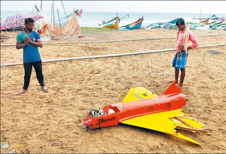 பழவேற்காடு கடற்கரையில் ஆளில்லா குட்டி விமானம் கரை ஒதுங்கியதால் பரபரப்பு