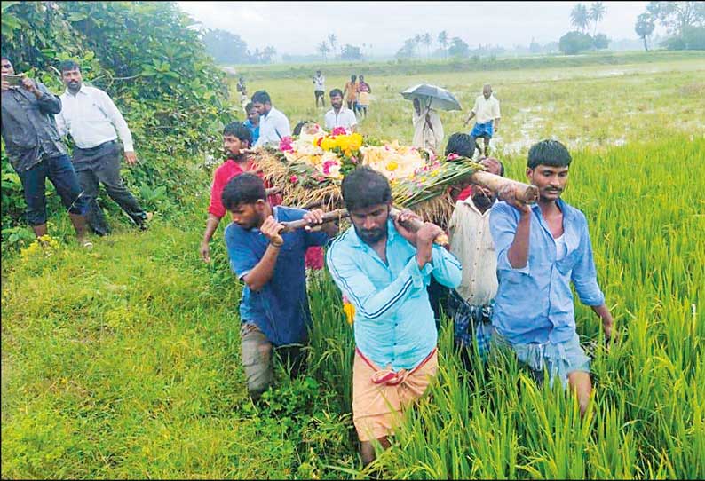 ஊத்துக்கோட்டை அருகே இறந்தவரின் உடலை வயல்வெளியில் எடுத்து சென்றதை தடுத்த விவசாயிகள் சுடுகாட்டுக்கு பாதை அமைக்க கோரிக்கை